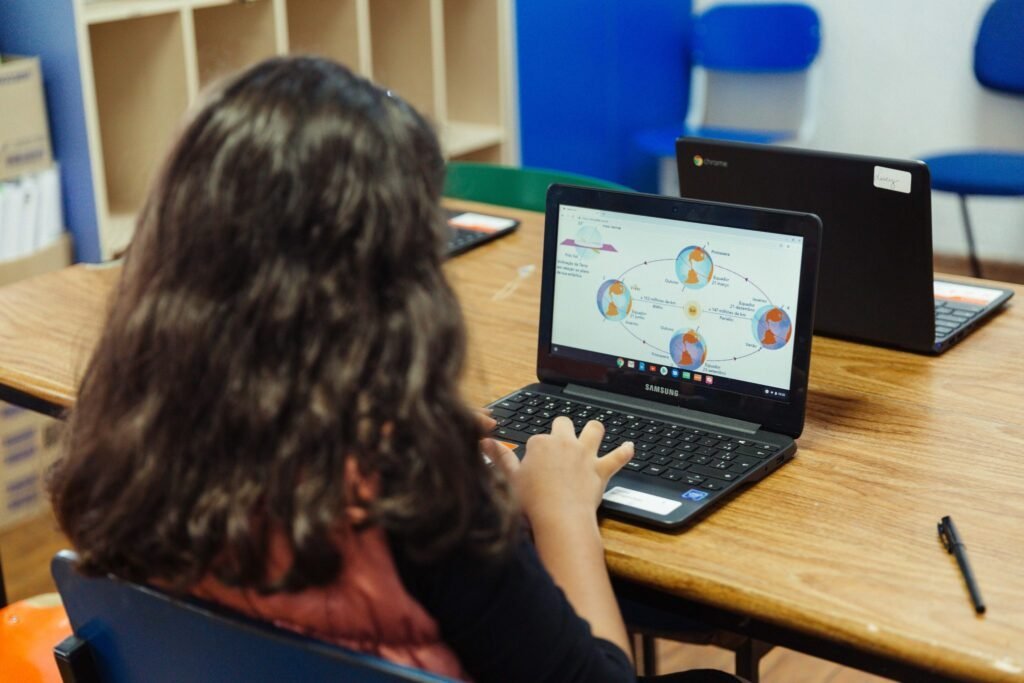 Aluno do CIET usando o Chromebook